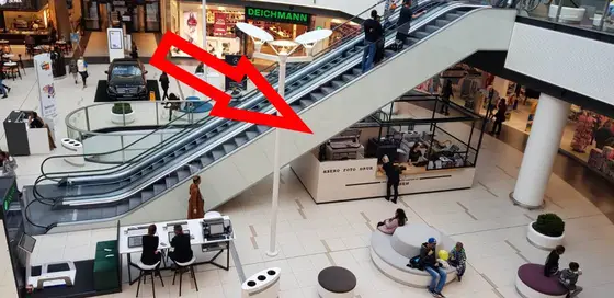 Parter CHR Galaxy w Szczecinie – strzałka wskazuje punkt Plikdruk.pl przy schodach ruchomych